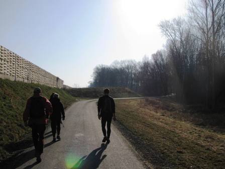 Die kleine Spitzengruppe marschiert der Sonne entgegen...
