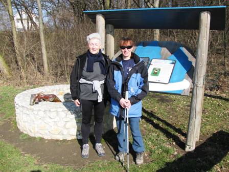 Doris und Karin beim Wassermann von Kreuzenstein
