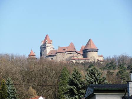 Burg Kreuzenstein vor strahlend blauem Himmel