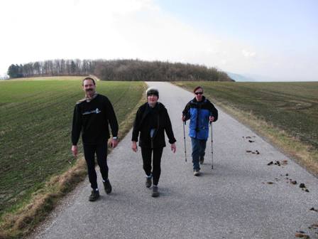Josef Sellmaier, Doris Lasslop und Karin Reiter im Anstieg zum Schafflerhof