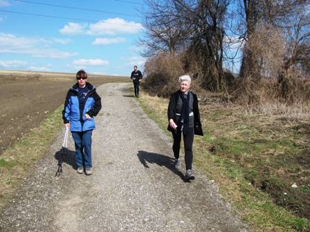 Karin und Doris genieen die Sonne auch auf den letzten Kilometern