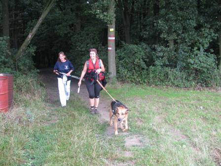 Karin und Gaby treffen am Rastplatz ein...