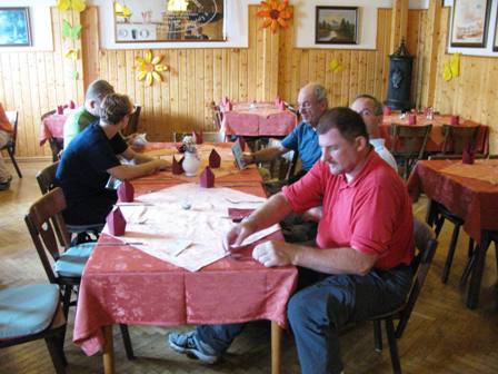 Die Marathonis beim Studium der Speisekarte