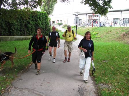 Gaby, Werner, Harald und Karin ziehen mit vollem Bauch (aber dennoch ungebremst) weiter