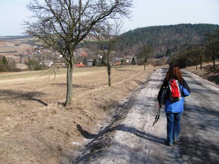 Sanfte Hügel rund um das Dorf