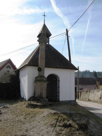 Kapelle und Säule in Nebřeziny