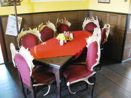 ...wunderschöne extravagante Möbel im Restaurant Rudolf II in Plasy - eine kurze Einkehr war klar