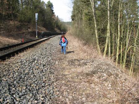 Verkoffert - entlang der Bahngleise suchen die Rappottensteiner den rechten Weg