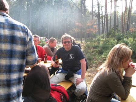 Opa-Helmut genehmigt sich hier ein gemütliches Bierchen