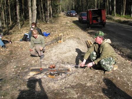 Über offenem Feuer können gekaufte oder mitgebrachte Würstel gegrillt werden - mitten im Wald