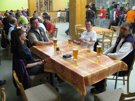 ...auf den deutschsprachigen Tisch - Karin und Peter mit unseren neuen Freunden aus Leipzig, Timo und Luzie...