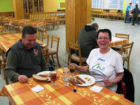 Timo und Luzie bei einem fragwürdigen Frühstück - Tee, Kaffee und Würstel mit Senf und Kren