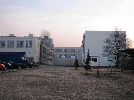 Blick zum Start-Zielgebäude in der Schule