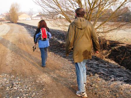 Die Morgensonne erwärmt das Land und die Wanderer