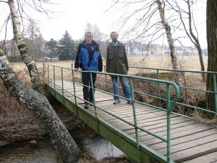 Helmut und Johannes auf einem Steg über die Bĕlá