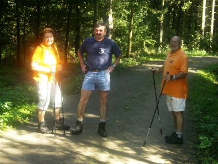 Obmann Gerhard Hold mit Wanderfreunden im Wald