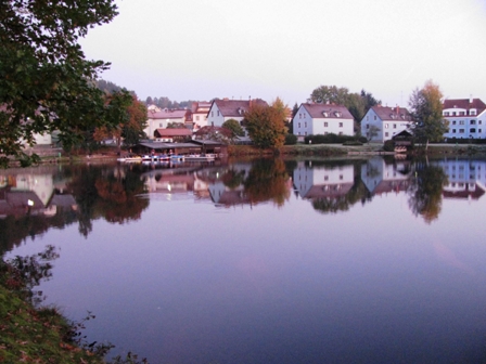 Litschau spiegelt sich im Herrensee