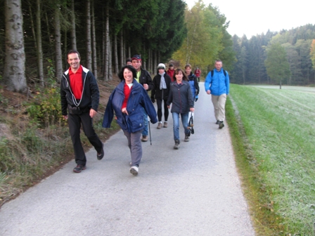 Die große Gruppe um das Marathonteam der Wanderfreunde Rappottenstein am Weg zum Sonnenhof