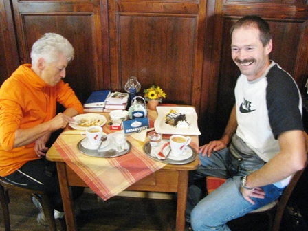 Doris und Josef bei ihrer zweitliebsten Beschäftigung - Kaffee und Kuchen verdrücken