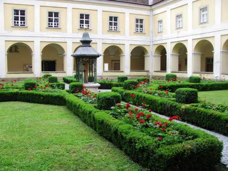 ...und der gepflegte Innenhof