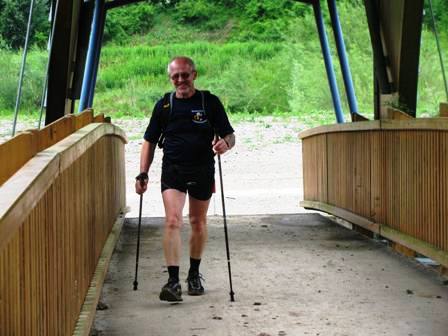 Werner überschreitet bestens gelaunt den Milleniums-Steg