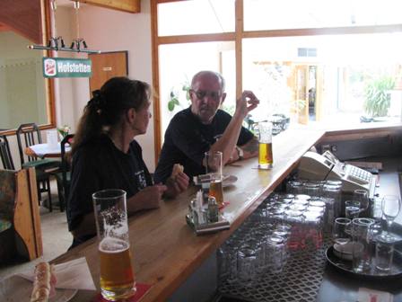 Eine kurze Getränkestärkung beim Tenniscenter Spreitzer in Ebersdorf - ein sehr netter und freundlicher Mitarbeiter betreute uns