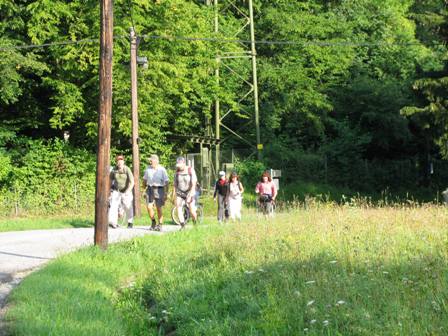 Die Marathonis auf den ersten Kilometern durch Raaba