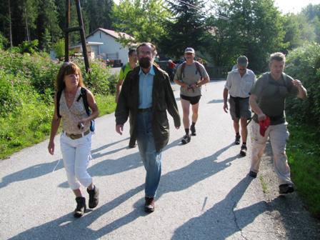 Eine aufgeknpfte Jacke beim Wanderleiter - es drfte erst so um die 28 haben