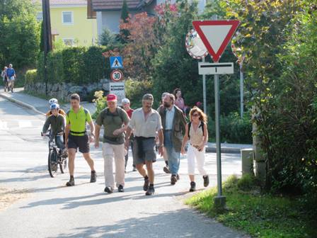 Die Gruppe biegt flotten Schrittes ums Eck