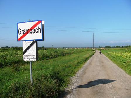 Eine elendig lange und heie Gerade aus Grambach heraus
