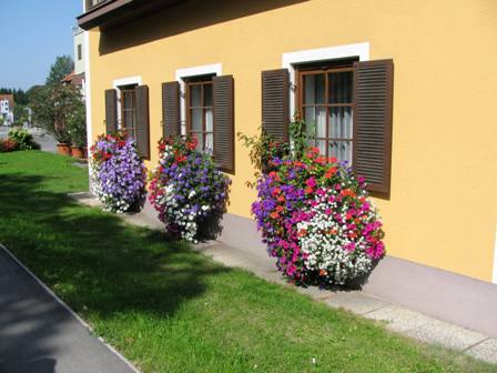 Haus mit wunderschnem Blumenschmuck
