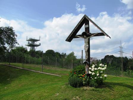 Kreuz und Funkturm auf der Anhhe werden passiert