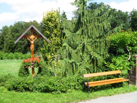 Schner Rastplatz bei einem Kreuz