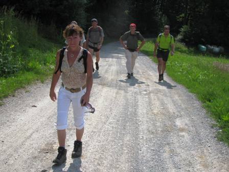 Mit letzten Krften schleppt sich die Gruppe Richtung Gasthaus