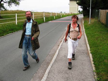 Onkel-Poldi und Sigi im Gleichschritt den Berg herunter