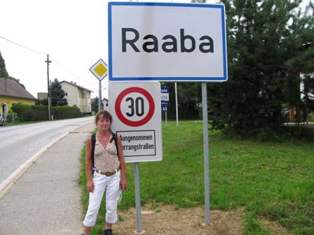 Mit erschpftem aber dennoch glcklichen Lcheln - Sigi kurz vor dem Ziel bei der Ortstafel von Raaba