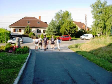 Die Wanderfreunde Rappottenstein in der burgenländischen Morgensonne unterwegs