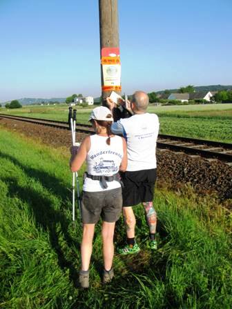 Zirberl und Gepetto an der 1. Selbstkontrolle neben der Eisenbahn
