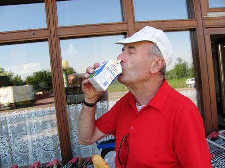 ...und Hans Lebsinger genüsslich mit Milch