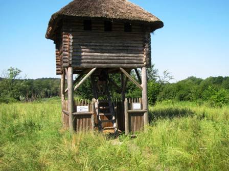 Ein kleiner Aussichtsturm neben der Strecke