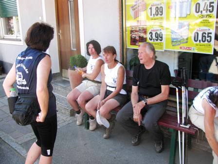 Im örtlichen Kaufhaus sind auch Max und Andrea endlich eingeholt