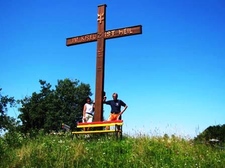 Ruth und Opa-Helmut am Kreuz auf dem Tafelberg hinter Jennersdorf