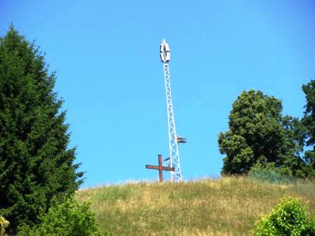 Der Blick hinauf zu Kreuz und Sender