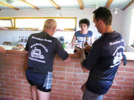 Werner und Ernst besorgen die Getränke - endlich mal eine richtige Labestelle