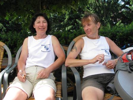 Ruth und Zirberl stärken sich nach 28 km mit einem Likörchen