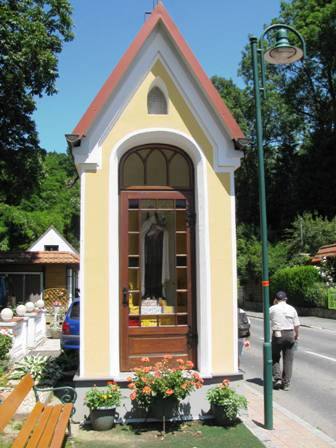 Ein schönes Marterl wird passiert