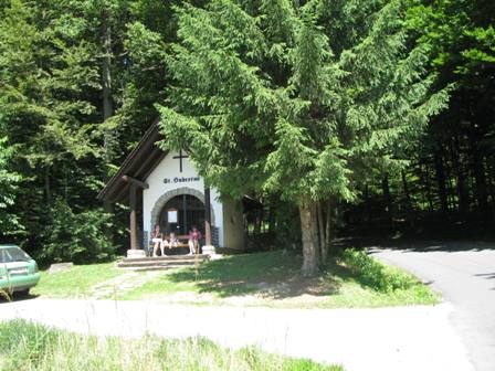 Jausende Wanderer vor einer weiteren schönen Hubertuskapelle