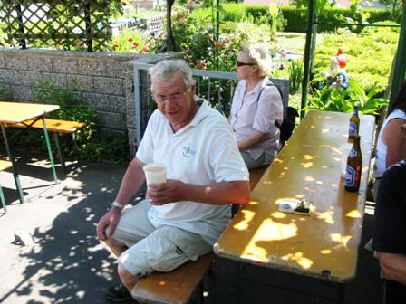 Silvester Mayr ist auch eingetroffen und füllt die Tanks an