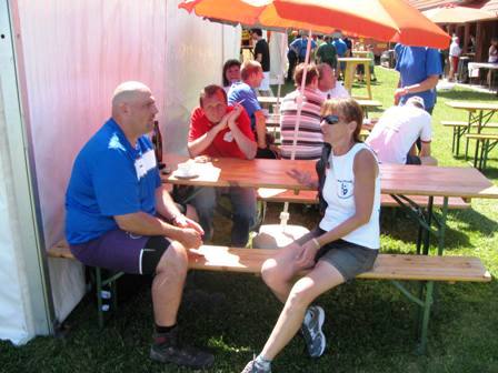 Thomas Steinacher mit Zirberl im Gespräch im Ziel