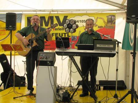 Die Musik versucht den müden Wanderern einzuheizen